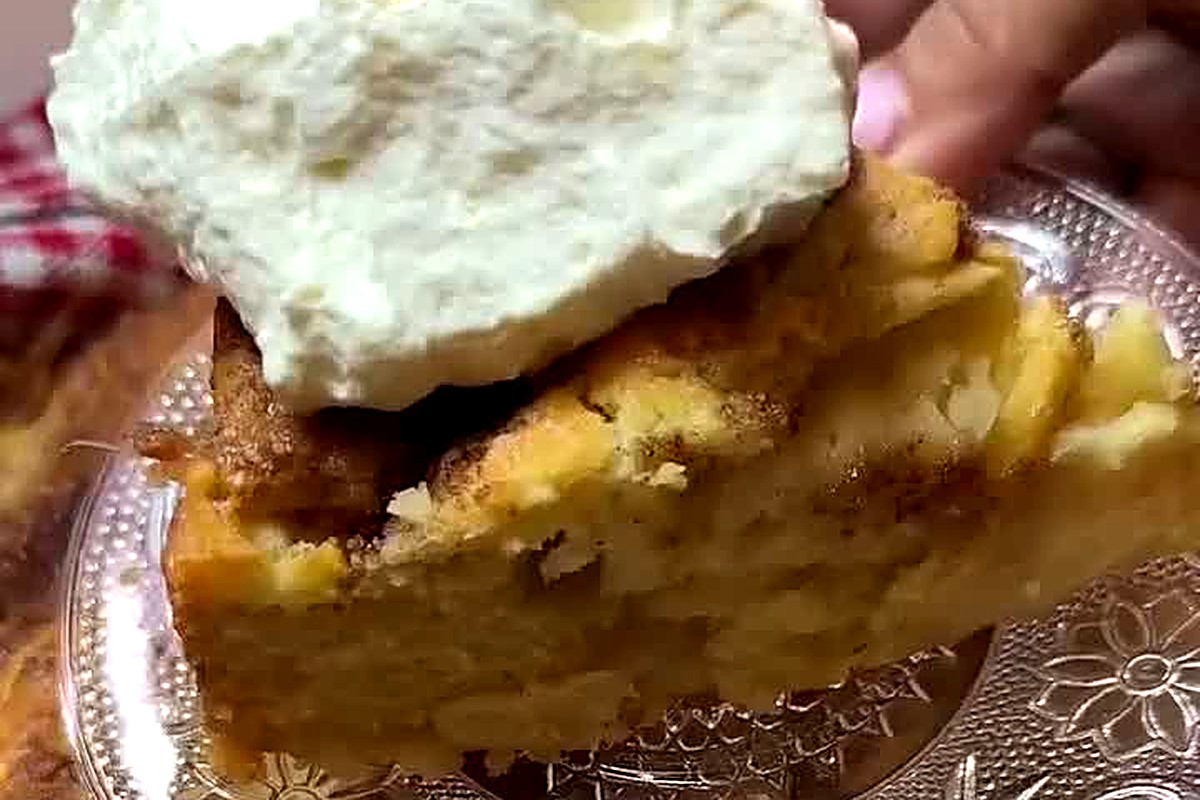 Gluten-free cinnamon crunch apple cake